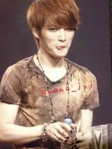 组图：金在中日本演唱会第二场 玩偶塞胸搞怪