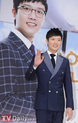 组图：李珉廷红裙亮相《我恋爱的一切》发布会