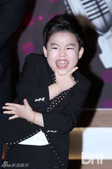 组图：小版PSY黄珉宇新碟首唱 鸟叔范儿十足