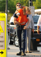 组图：汤姆-克鲁斯离婚后首探爱女 遭狗仔围堵