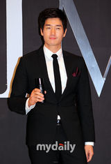 组图：韩星林秀晶刘志泰携手出席化妆品新品发布会