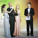 组图：悦悦主持北京国际电影节 专业表现获赞许