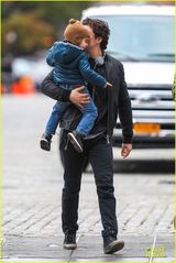 组图：米兰达开心赴日 前夫带萌子显父爱