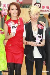 高清组图：容祖儿望林峰远离小人 撑阿Sa曾想生孩子