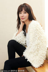 组图：金雅中黑白配清新出镜 气质纯美脱俗