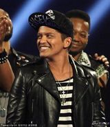 组图：全英最佳男艺人揭晓 火星哥兴奋捧奖