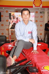 组图：林海峰出席品牌活动 流连名车模型不罢手