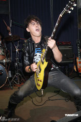 幻灯组图：汪东城助阵“晚生”送吉他秘笈