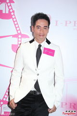 组图：陈豪欲亲自为儿剪脐带 合约将满家庭为重