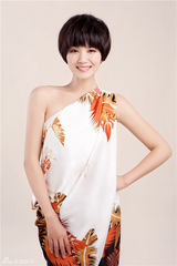 组图：曹曦文开年写真新风情 香肩尽露笑容甜美