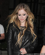 组图：艾薇儿甜美亮相 蟒蛇纹连衣裙抢镜