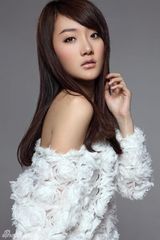 组图：甜美孟瞳迪新写真露性感 红唇轻咬变时尚魔女