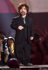 组图：艾玛-沃森MTV电影奖捧奖 男星裸下身搞怪