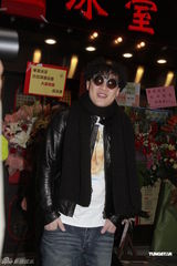 组图：陈奕迅助阵餐厅开幕自曝化身快递讨好老婆