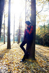 组图：歌手大山随性写真曝光 落叶展冬日气氛