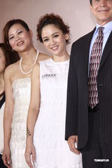 组图：陈乔恩纯白长裙代言 大露背秀性感