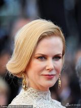 组图：妮可走秀精致长裙华贵 与李安牵手热聊