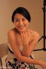 幻灯图集：王雅捷代言广告首曝光 肌肤如雪靓白剔透