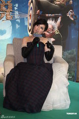 组图：Selina忍酷暑扮苏格兰公主配音动画片