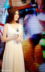 组图：朱婧献唱游戏主题曲 白裙翩翩现身发布会