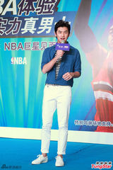 组图：陈柏霖挑战NBA巨星 获球员亲笔签名