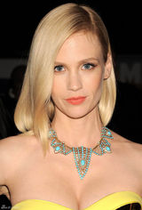 组图：詹纽瑞-琼斯盛装亮相 抹胸礼服勾勒身材