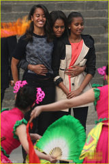 组图：美第一夫人与两女游西安 城墙上扭起秧歌