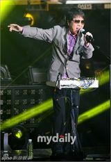 组图：韩国老牌歌手赵容弼发新辑 朴正炫等捧场