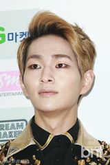 组图：SHINee出席演唱会记者会 舞台妆妖艳帅气