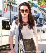 幻灯组图：布兰妮瘦身有成效 兴奋逛家具店