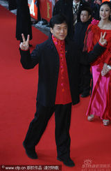 幻灯图集：《大兵小将》柏林首映 成龙林鹏着情侣装