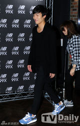 组图：李真旭等亮相活动 崔江熙风衣皮裙时尚