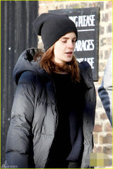 组图：艾玛-沃特森素颜外出 手握培根展居家范