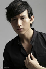 组图：成毅写真阴柔阳刚并重 被称戏痴