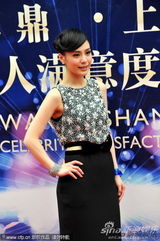 组图：阿娇(钟欣桐)镶钻裙装亮相华鼎红毯