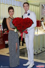 组图：李美凤享受现有生活 不考虑复出拍戏