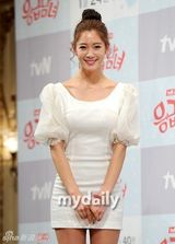 组图：《急诊男女》宋智孝镂空裙秀腰搭崔振赫