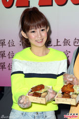 组图：郭书瑶封胸做公益 工作忙遭男友抱怨