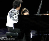 组图：李云迪跨年音乐会 萝莉王诗龄合奏献香吻