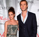 组图：克里斯汀-斯图尔特抹胸裙亮相首映礼