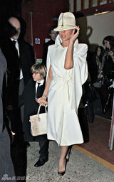 幻灯图集：维多利亚一身白衣 带两儿子看音乐剧