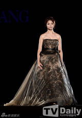 组图：韩星河妍秀穿纯白婚纱走秀衬优雅气质