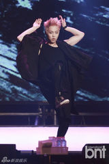 组图：EXO办回归秀咆哮掀高潮 女歌迷激动晕倒