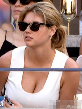 组图：抖奶超模观战网球赛 看台吃热狗大秀乳沟