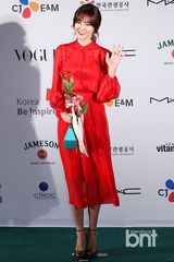 组图：韩孝珠玉泽演等众星亮相釜山电影节蓝毯