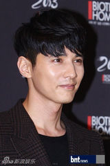 组图：元斌帅气出席化妆品牌新品发布会