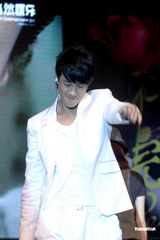 高清：何润东打造MV情感大片 亲手设计情侣内裤