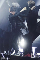 组图：EXO办回归秀咆哮掀高潮 女歌迷激动晕倒