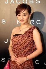 组图：陈德容蜜月度完还没领证 大秀五克拉钻戒