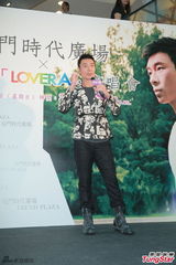 组图：许志安新碟签售 心痛梅艳芳遗物当垃圾